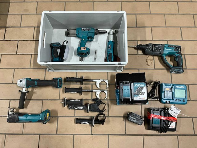 Diverse makita gereedschappen en onderdelen - afbeelding 1 van  6