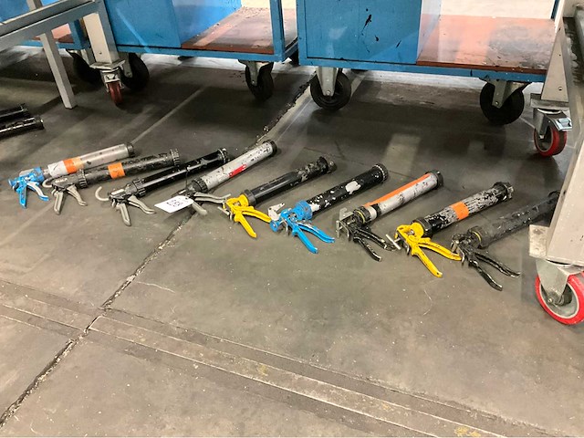 Diverse manuele kitspuiten (9x) - afbeelding 1 van  4