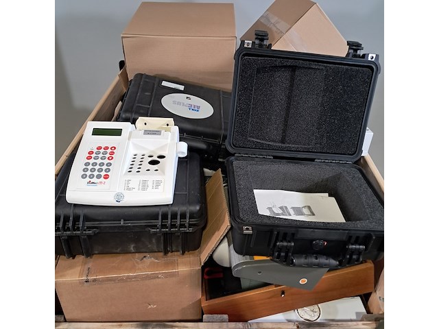 Diverse medische apparatuur en koffers, o.a diamed, argus - afbeelding 2 van  8