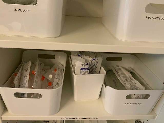 Diverse medische benodigdheden - afbeelding 4 van  16