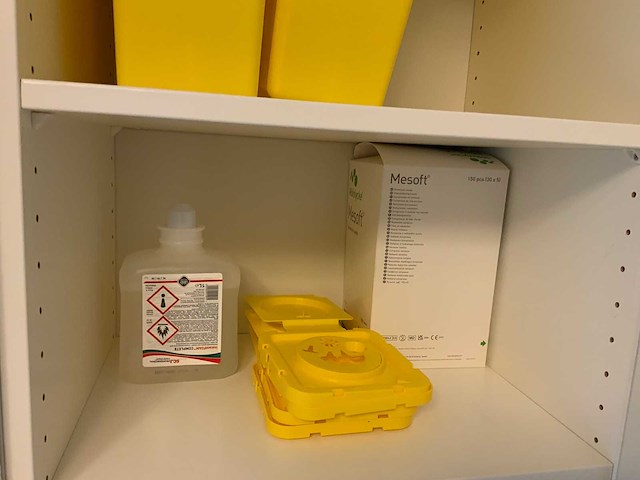 Diverse medische benodigdheden - afbeelding 15 van  16