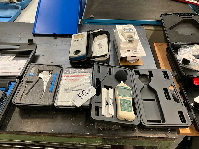 Diverse meetapparatuur (4x) - afbeelding 1 van  12