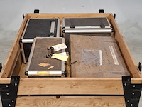 Diverse meetapparatuur en 2x houten transportkist, o.a nieaf
