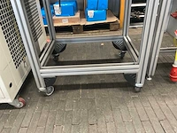 Diverse meetapparatuur in magazijnwagen. betreft middelste kar. - afbeelding 3 van  11