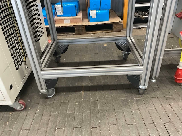 Diverse meetapparatuur in magazijnwagen. betreft middelste kar. - afbeelding 3 van  11