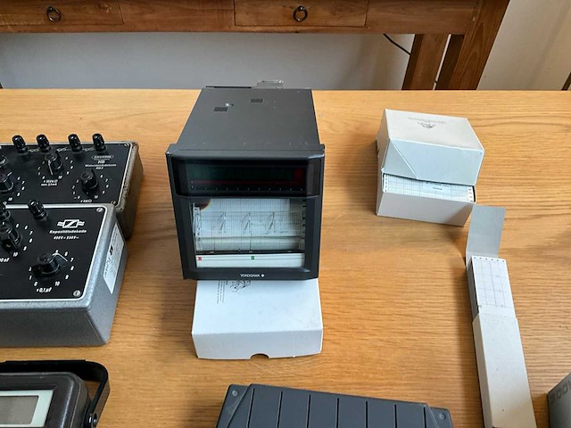 Diverse meetapparatuur - afbeelding 4 van  8