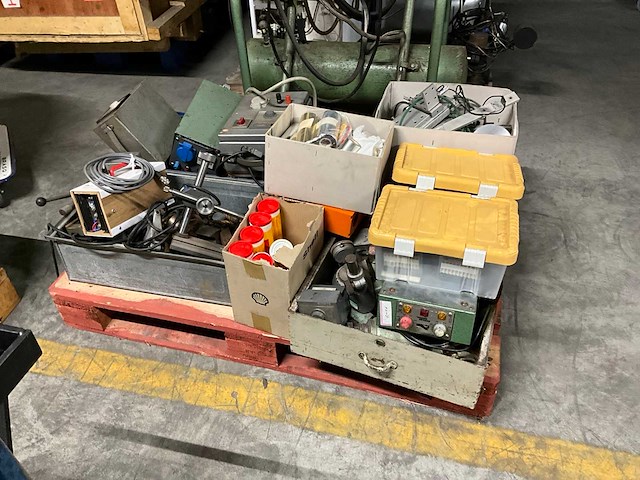 Diverse meetapparatuur - afbeelding 1 van  4