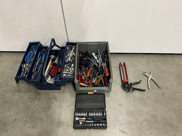 Diverse merken handgereedschap - afbeelding 1 van  7