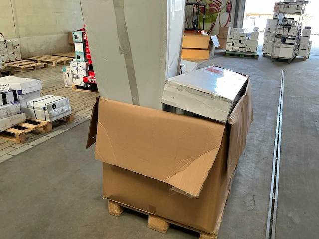 Diverse merken lampen partij op pallet - afbeelding 4 van  5