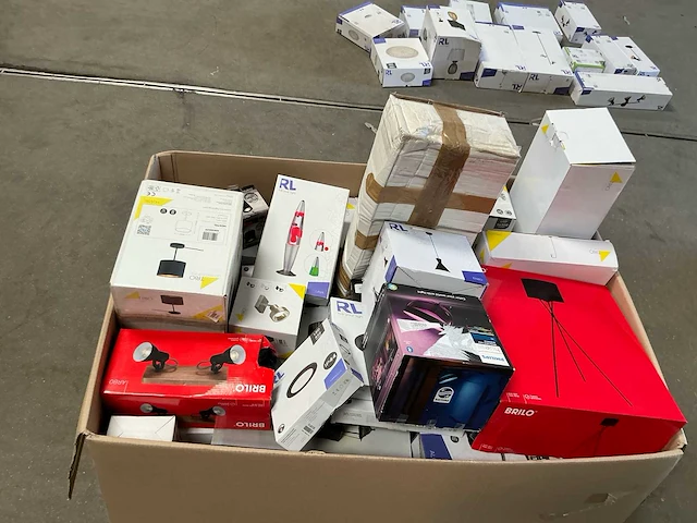 Diverse merken lampen partij op pallet - afbeelding 2 van  5