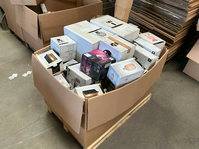 Diverse merken lampen partij op pallet - afbeelding 1 van  5