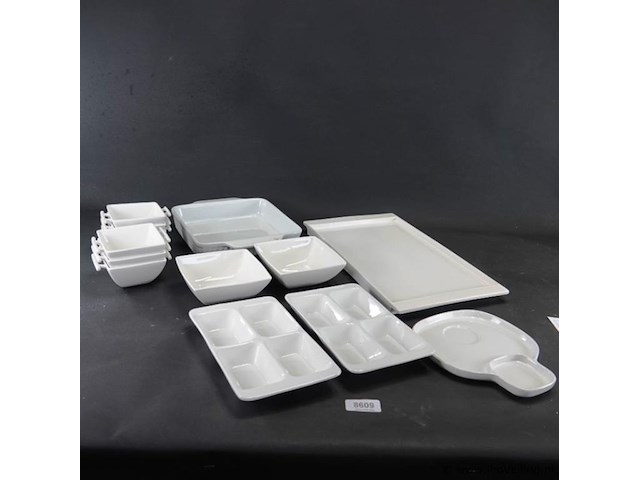 Diverse merken witte porseleinen amuse- en snackschaaltjes - afbeelding 1 van  5