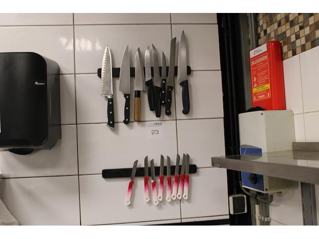 Diverse messen op twee magneetstrips. - afbeelding 1 van  2