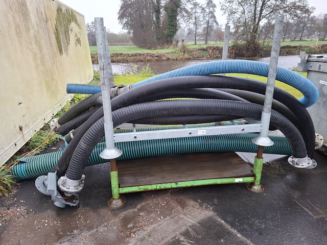 Diverse mestslang op transportbok - afbeelding 1 van  5