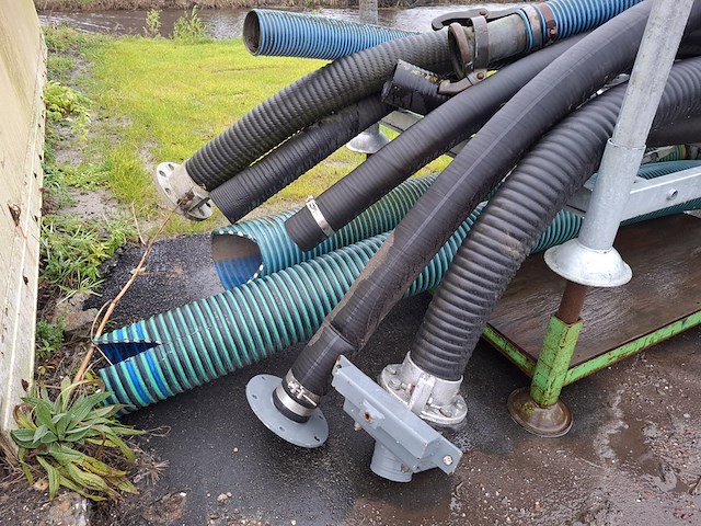 Diverse mestslang op transportbok - afbeelding 4 van  5