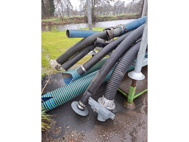 Diverse mestslang op transportbok - afbeelding 5 van  5