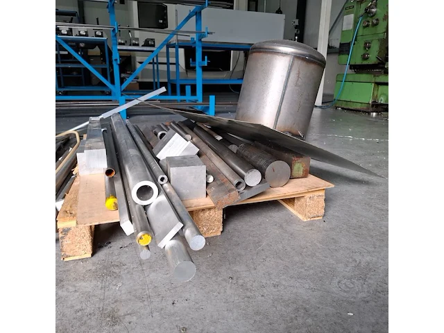 Diverse metalen, aluminium en rvs profielen - afbeelding 14 van  19