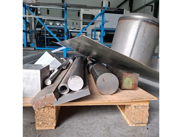 Diverse metalen, aluminium en rvs profielen - afbeelding 15 van  19