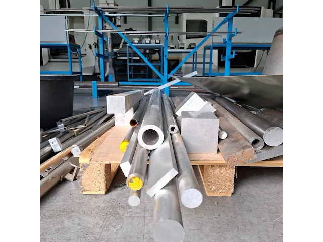 Diverse metalen, aluminium en rvs profielen - afbeelding 16 van  19