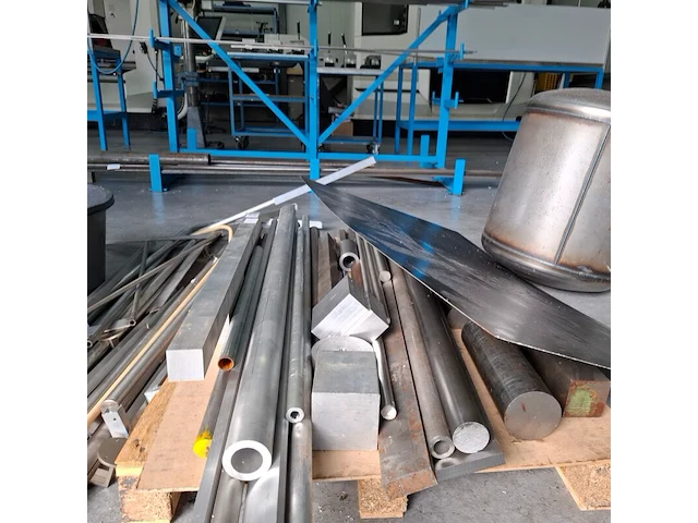 Diverse metalen, aluminium en rvs profielen - afbeelding 17 van  19