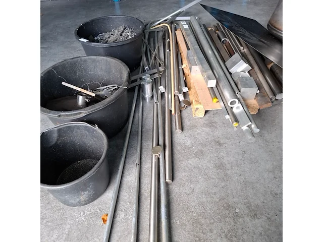 Diverse metalen, aluminium en rvs profielen - afbeelding 19 van  19