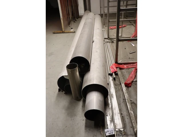 Diverse metalen buizen - afbeelding 1 van  13