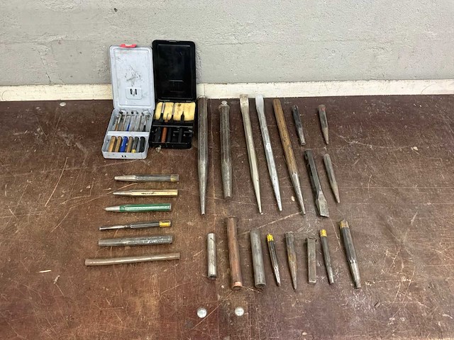 Diverse metalen drijvers, doorslagen en slagpinnen (30x) - afbeelding 1 van  10