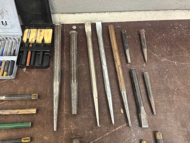 Diverse metalen drijvers, doorslagen en slagpinnen (30x) - afbeelding 7 van  10