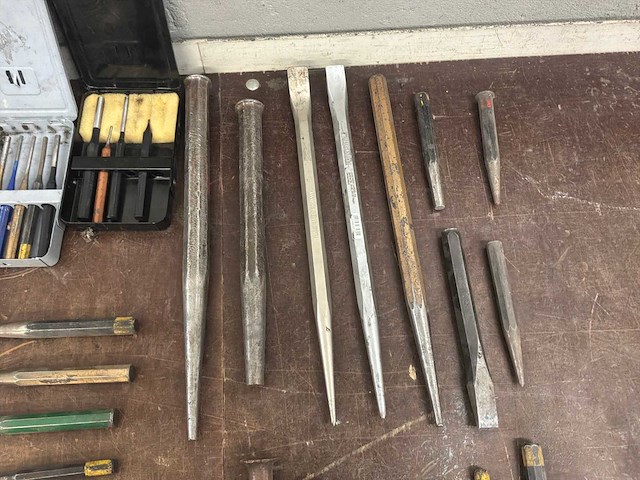 Diverse metalen drijvers, doorslagen en slagpinnen (30x) - afbeelding 8 van  10