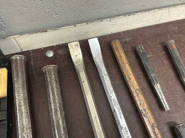 Diverse metalen drijvers, doorslagen en slagpinnen (30x) - afbeelding 9 van  10