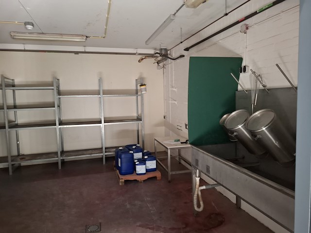 Diverse metalen en rvs werkplaatsinventaris - afbeelding 1 van  5