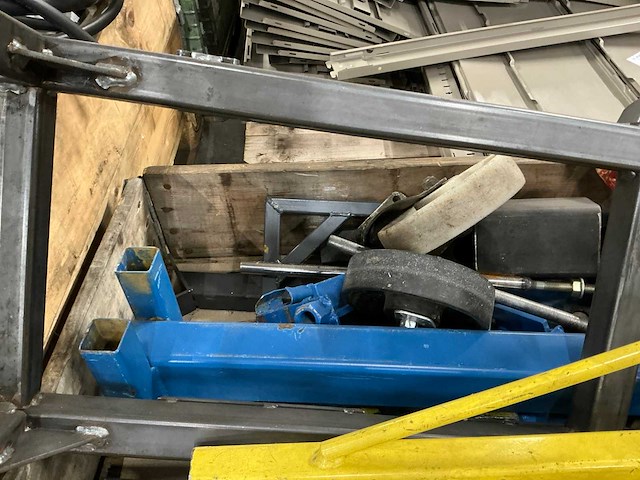 Diverse metalen halffabricaten - afbeelding 2 van  10