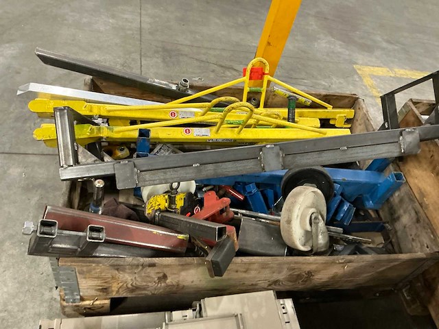 Diverse metalen halffabricaten - afbeelding 4 van  10