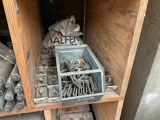 Diverse metalen onderdelen en hulpstukken - afbeelding 16 van  17