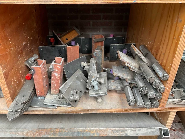 Diverse metalen onderdelen en hulpstukken - afbeelding 17 van  17