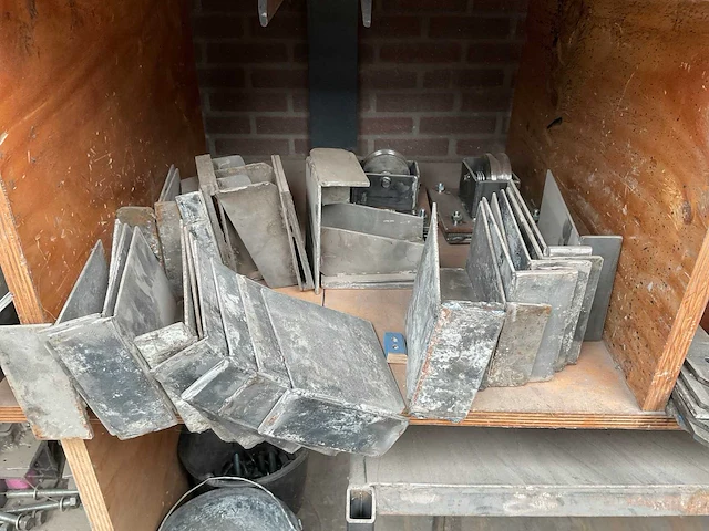 Diverse metalen onderdelen en hulpstukken - afbeelding 2 van  17