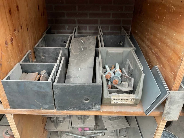 Diverse metalen onderdelen en hulpstukken - afbeelding 3 van  17