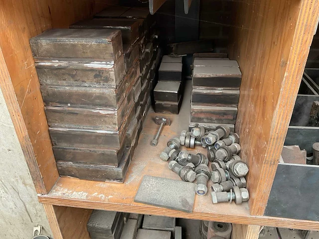 Diverse metalen onderdelen en hulpstukken - afbeelding 4 van  17