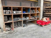 Diverse metalen onderdelen en hulpstukken
