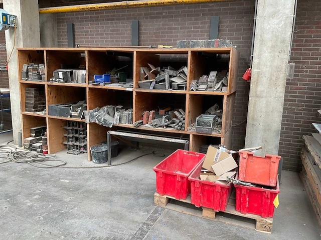Diverse metalen onderdelen en hulpstukken - afbeelding 10 van  17