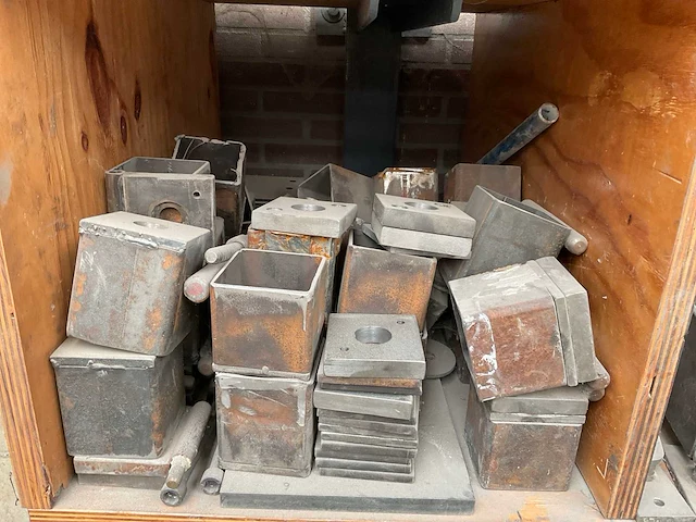 Diverse metalen onderdelen en hulpstukken - afbeelding 11 van  17