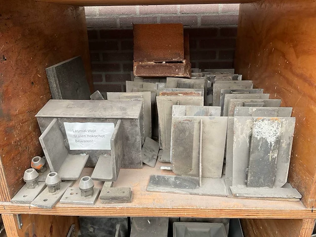 Diverse metalen onderdelen en hulpstukken - afbeelding 12 van  17