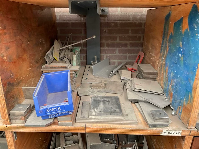 Diverse metalen onderdelen en hulpstukken - afbeelding 13 van  17