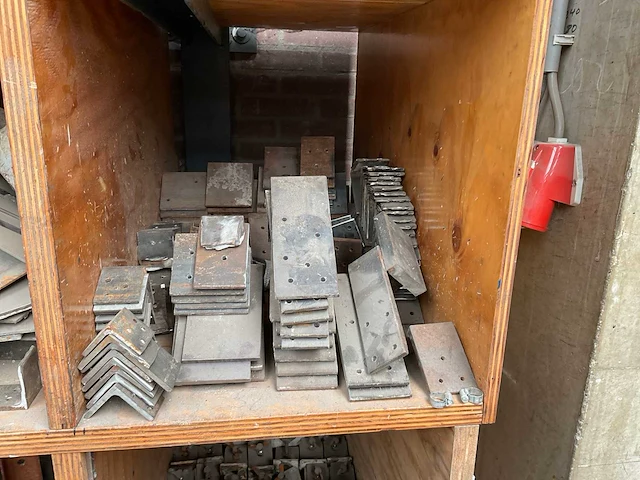 Diverse metalen onderdelen en hulpstukken - afbeelding 15 van  17