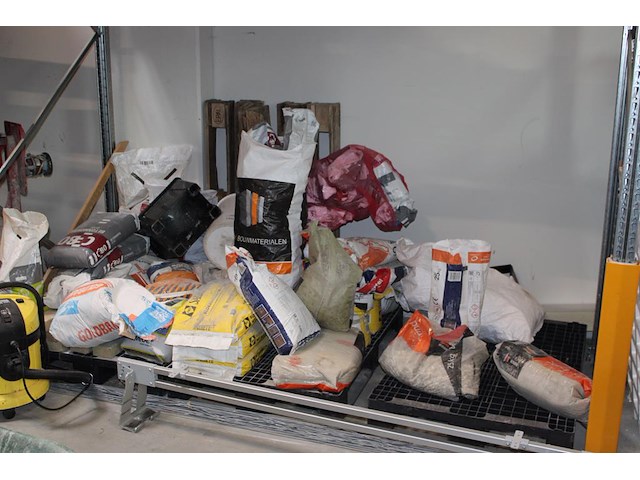 Diverse metsel en bouwgrondstoffen op drie pallets. - afbeelding 1 van  2
