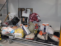 Diverse metsel en bouwgrondstoffen op drie pallets. - afbeelding 1 van  2