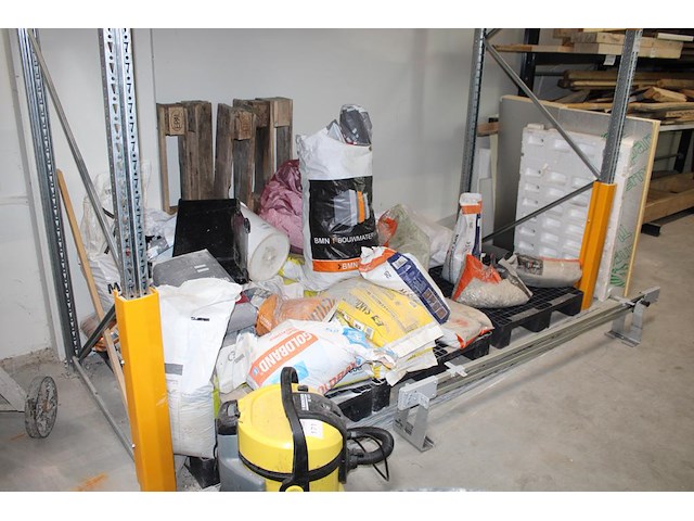 Diverse metsel en bouwgrondstoffen op drie pallets. - afbeelding 2 van  2