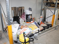 Diverse metsel en bouwgrondstoffen op drie pallets. - afbeelding 2 van  2