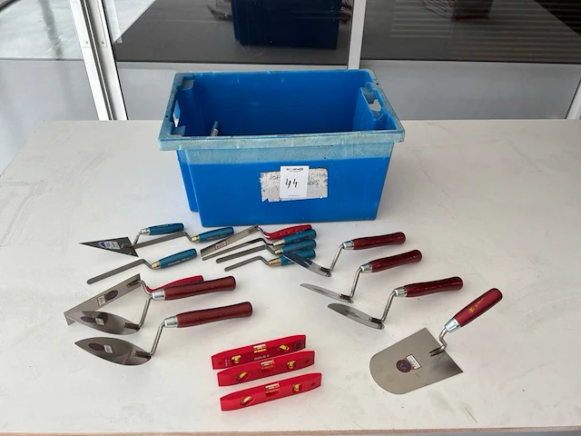 Diverse metsel gereedschappen - afbeelding 2 van  4