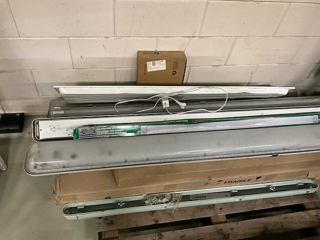 Diverse miele/aeg/bosch spareparts en verlichting - afbeelding 4 van  4